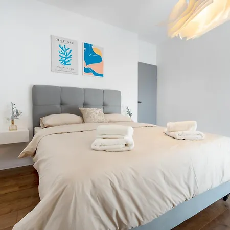 Modern With Balcony 12 Min Walk To The Apartmán