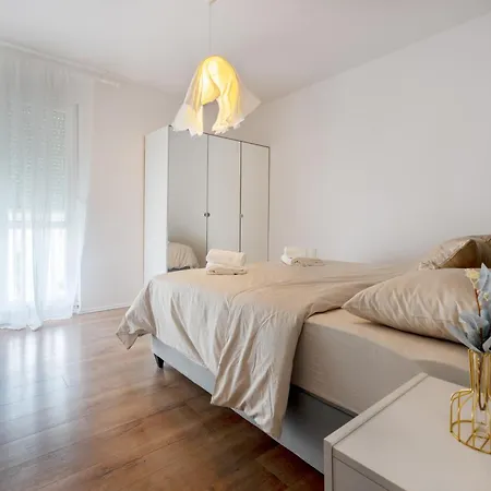 Modern With Balcony 12 Min Walk To The *