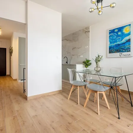 Modern With Balcony 12 Min Walk To The