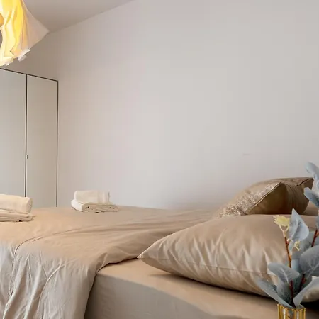 Modern With Balcony 12 Min Walk To The Apartmán