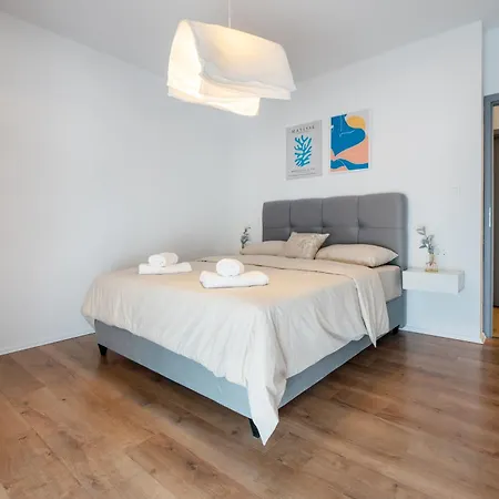 Modern With Balcony 12 Min Walk To The Apartmán *