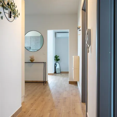 Apartmán Modern With Balcony 12 Min Walk To The *