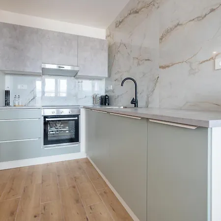 Modern With Balcony 12 Min Walk To The