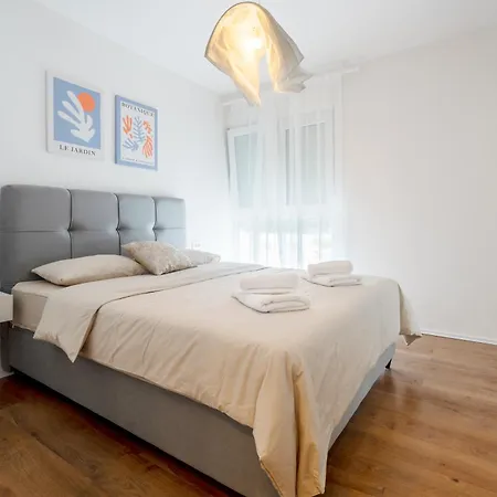 Modern With Balcony 12 Min Walk To The Apartmán Split