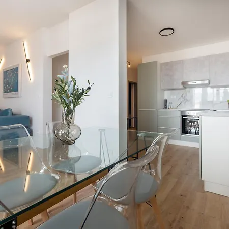 Modern With Balcony 12 Min Walk To The