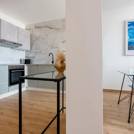 Modern With Balcony 12 Min Walk To The Apartmán