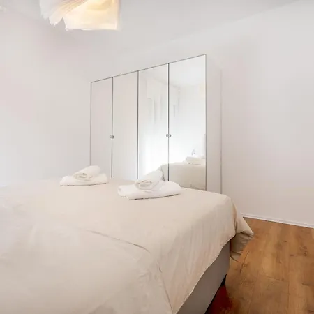 Apartmán Modern With Balcony 12 Min Walk To The *
